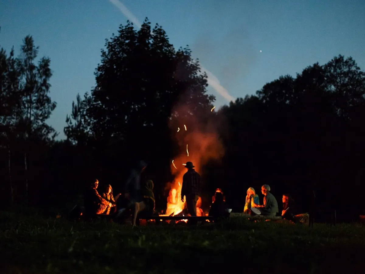 Evening music and community at Joginės